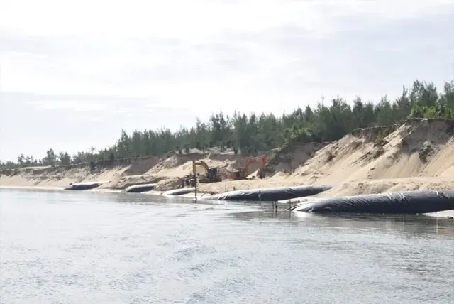 Bố trí ống địa kỹ thuật Geotube một cách cẩn thận trên mặt bằng thi công đê biển